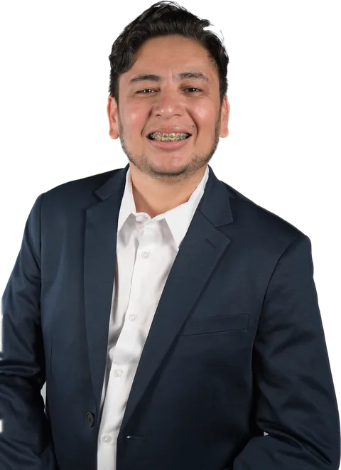 Retrato do Professor Raudison sorrindo, de terno azul e camisa branca